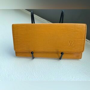 EUC LV EPI LEATHER CHECKBOOK WALLET